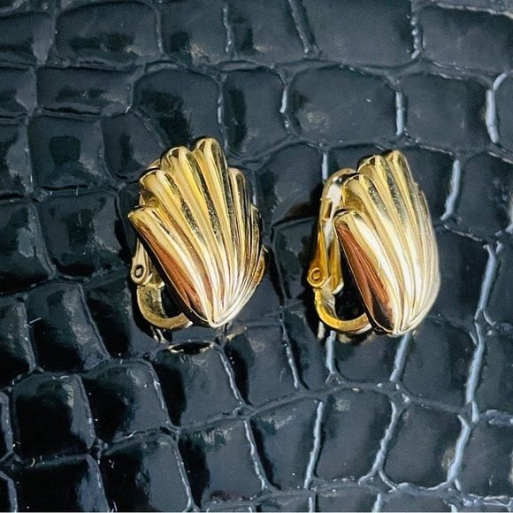 Crown Trifari Vintage Gold Plated Sea Shell Statement Nautical Clip On E… - Picture 4 of 15
